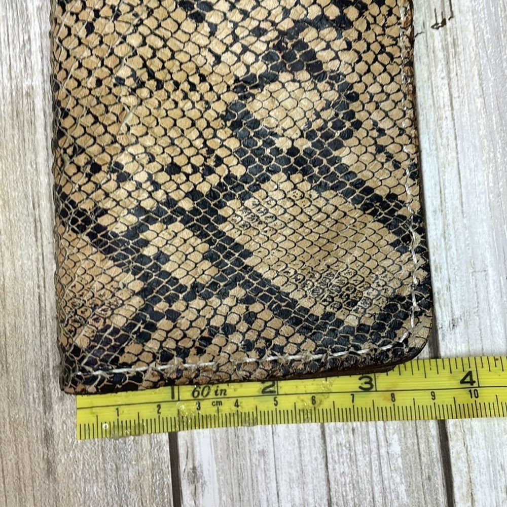 Leather snake skin wallet has cash pockets so that you can stick to your budget - Picture 14 of 14